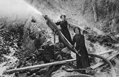 Eine nasse Arbeit: Frauen als Tonwäscher in einer Grube in Cornwall, Illustration aus The Illustrated War News, September 1916